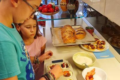 Una noche divertida para niños y padres en una acogedora casa de 