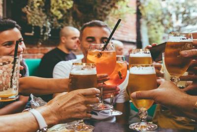 Tour de bares para grupos pequeños y turismo en Bucarest Tour de bares para grupos pequeños y turismo en Bucarest