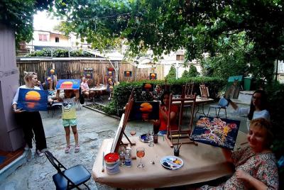 Experiencia de pintura mientras bebes vino en Bucarest Experiencia de pintura mientras bebes vino en Bucarest