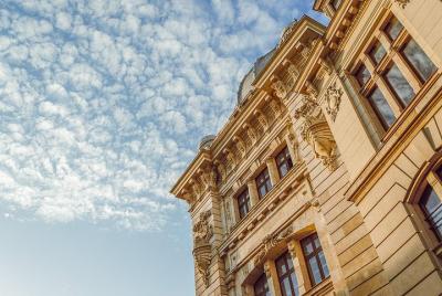 Paseo arquitectónico de Bucarest con un local