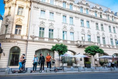 Tour privado de Little Paris y Little Pyongyang en e-Scooter