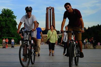 Bucarest Tour en Bicicleta - Ciudad de Contrastes