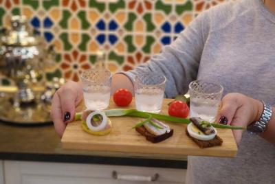 Vodka y aperitivos tradicionales con una familia local de San Pet