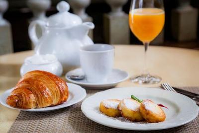 Tour privado: Plaza Roja con desayuno o almuerzo en Pushkin Cafe