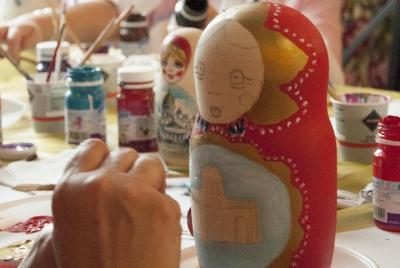Clase privada de pintura de muñecas Matryoshka en San Petersburgo