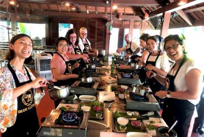 Clase de cocina tailandesa con elefante azul con visita al mercad Clase de cocina tailandesa con elefante azul con visita al mercad