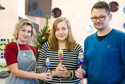 Matryoshka pintura con una familia local