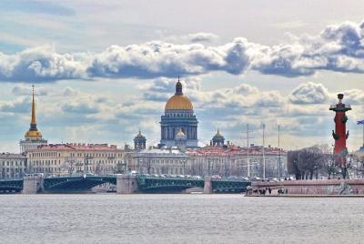 El transfer-driver y guía turístico en la ciudad de San Petersbur
