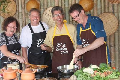 Clase de cocina casera con tallado de frutas y visita al mercado 
