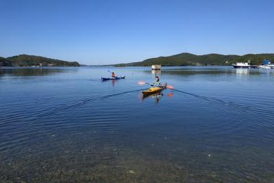 Kayak en la hermosa bahía Kayak en la hermosa bahía