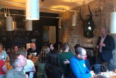 Cena escocesa organizada con vino y cerveza, historia local y cue