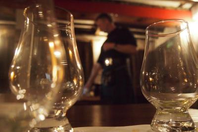 Tour y degustación de whisky de Edimburgo para grupos pequeños co