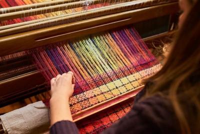 Técnicas artesanales tradicionales para la indumentaria moderna.