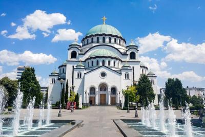 Llegada privada al aeropuerto de Belgrado. Traslado por la ciudad