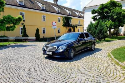 Traslado privado de lujo al aeropuerto con Mercedes clase E negra