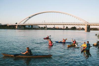 Kayak en el Danubio cerca del centro de la ciudad Kayak en el Danubio cerca del centro de la ciudad