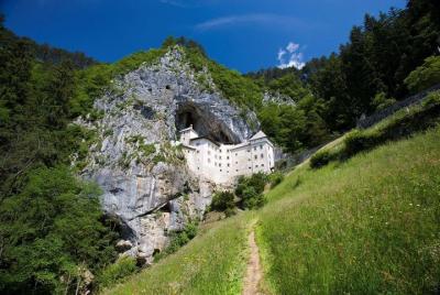 Cueva de Postojna y excursión de un día al castillo de Predjama d