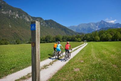 Ciclismo familiar en el valle de Soča