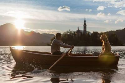 Alquile un barco de madera tradicional en el lago Bled