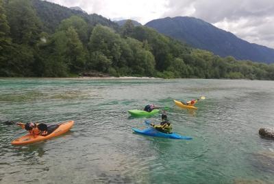 1 DÍA CLASE DE KAYAK en el río Soča 1 DÍA CLASE DE KAYAK en el río Soča