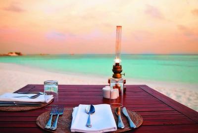 Cena al atardecer en un restaurante frente al mar cerca de Ciudad