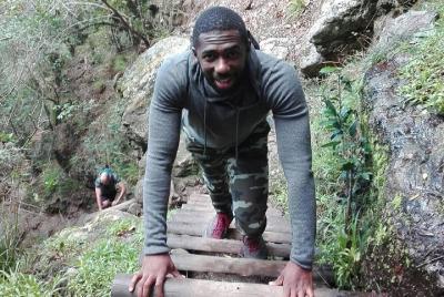 Caminata a través de un bosque con una guía de la naturaleza