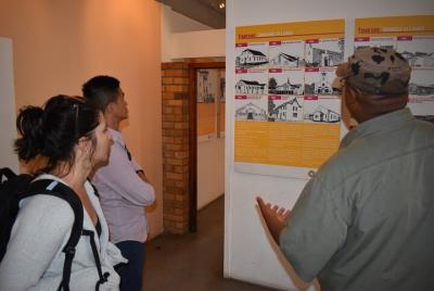 Visita guiada al museo por un activista experto en la materia