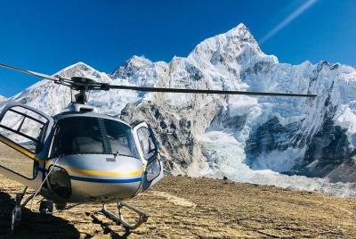Aterrizando en el campamento base del Everest en helicóptero