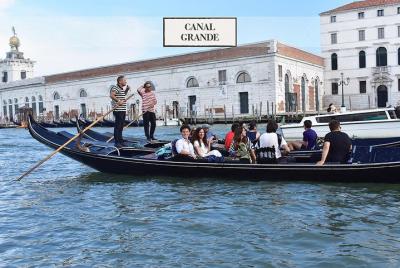 Venecia: Paseo en góndola por el Canal Grande con música y cena