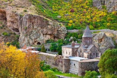 Tour grupal: templo pagano de Garni, monasterio de Geghard, lago 