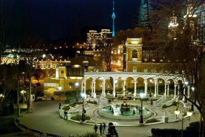 Excursión nocturna con encanto a las luces de Bakú