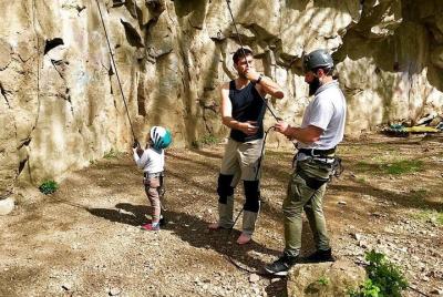 Escalada en roca en el jardín botánico de Tbilisi