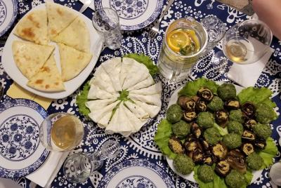 Clase de cocina tradicional georgiana con un dúo de madre e hijo 