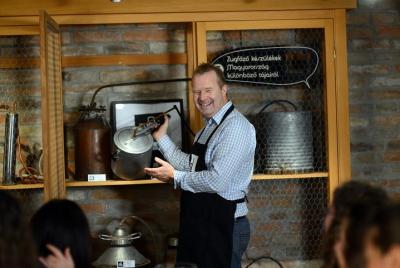 Visita a la destilería pálinka húngara y degustación.