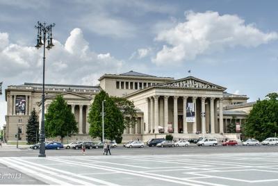Descubriendo Budapest: explore las piscinas termales y los héroes