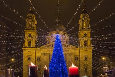 ¡Luces de Navidad, hermosa Budapest con vino caliente!