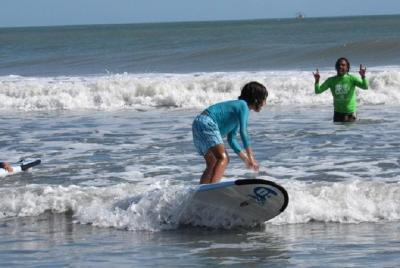 Clase de surf y día de playa en Playa Caracol