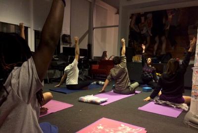 Clase de yoga y chat de atención plena con complemento para niños