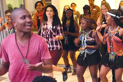 Clase de danza indígena africana con complemento para niños