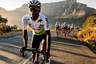 Ciclismo con un Fundador del Club Juvenil con complemento para ni