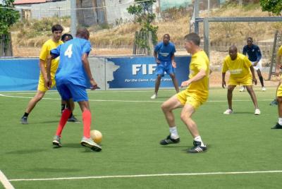 Juega fútbol / fútbol americano con un fundador del club juvenil 