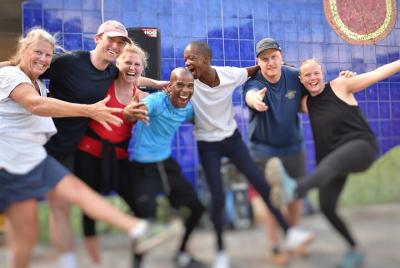 Zumba africana e historias inspiradoras con niños de ONG, complem