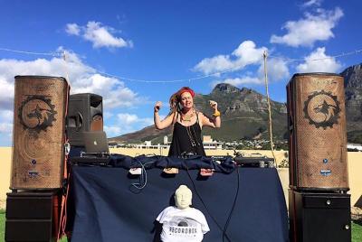 Clase de DJ con un fundador de club juvenil