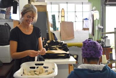 Clase de costura (costura, bordado, tejido de punto) con compleme