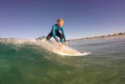 Surf en la playa principal de J Bay
