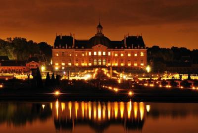 Recorrido nocturno en helicóptero por Vaux-le-Vicomte desde París Recorrido nocturno en helicóptero por Vaux-le-Vicomte desde París