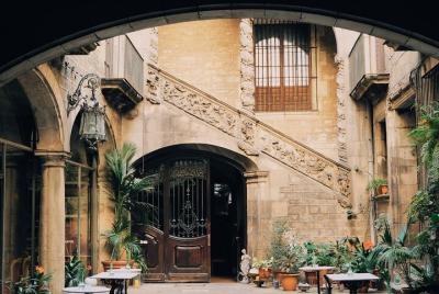 Barcelona romántica: juego de exploración del Barrio Gótico