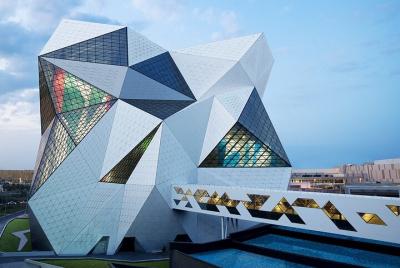 CLYMB Abu Dhabi - Escalada y paracaidismo en interiores