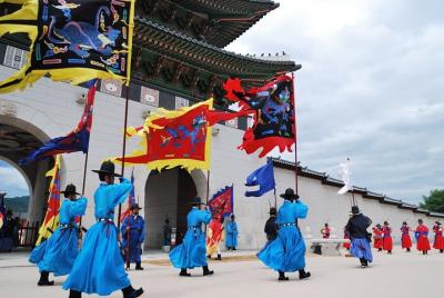 Excursión a pie de medio día: palacio de Gyeongbok y pueblo de Bu