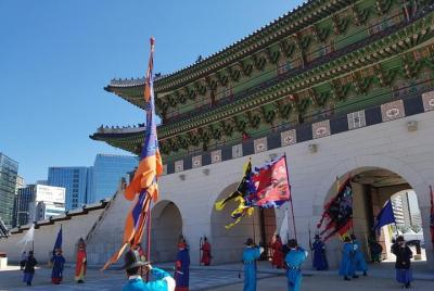 Recorrido a pie por la mañana: Palacio Gyeongbokgung y pueblo de 